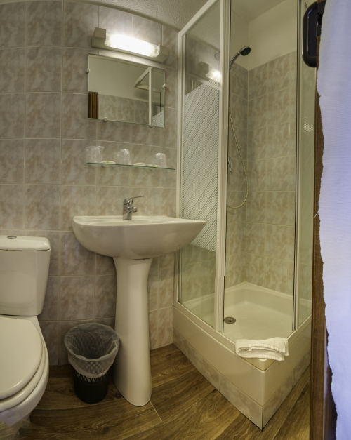 Chambre triple avec douche, WC et télévision