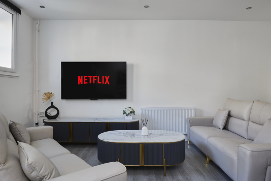 A bright and inviting living space designed for comfort and relaxation.