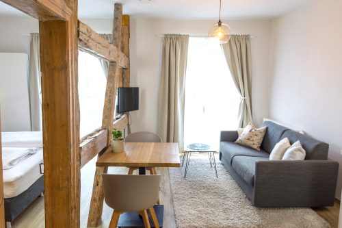Apartment mit Balkon und Wohnbereich