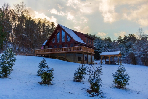 Cabins at Hickory Ridge - The Lodge - The winter snow is beautiful around the Lodge.