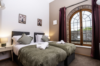 Bedroom 2 (Zip & Link King bed or 2 Singles)