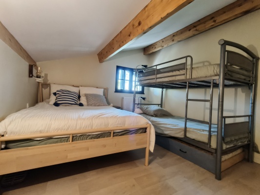 chambre 3 familiale à l'étage lit en 140 et 2 lits en 90