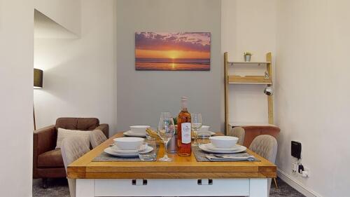 Spacious dining room with extendable table to seat 8 people
