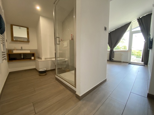 Pink Lady : salle de baine et vue sur l'entrée