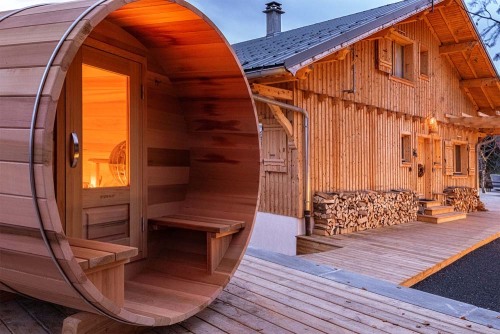Rez-de-chaussée, extérieur - À l’entrée du sauna deux bancs permettent de se déchausser.
