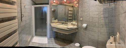 Panoramique d'une salle de douches