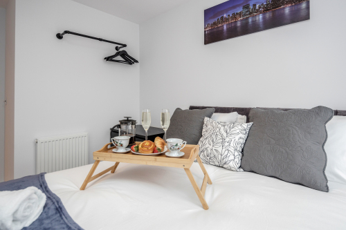 Watford Cassio Deluxe - Modernview Serviced Accommodation - 2nd Bedroom with King Zip Link beds