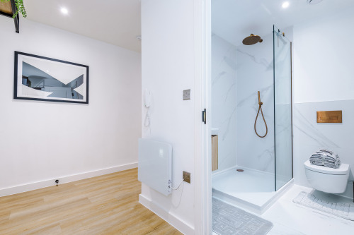 Stylish 2-Bed 2-Bath Apartment in Newly Renovated Victorian Building – Prime Leeds City Centre near Station
