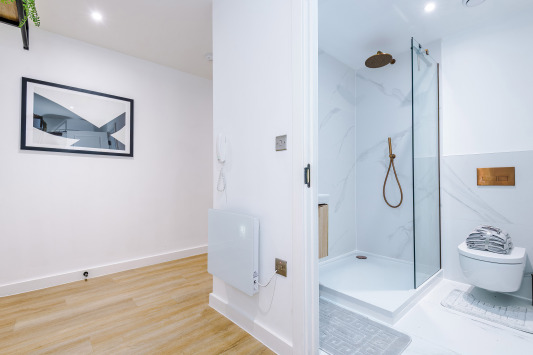 Stylish 2-Bed 2-Bath Apartment in Newly Renovated Victorian Building – Prime Leeds City Centre near Station