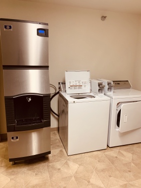Ice machine and laundry facilities available
