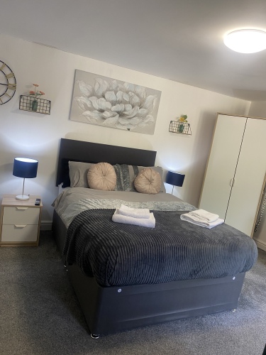 Comfort-Studio-Ensuite with Shower-Street View-Free Private Parking