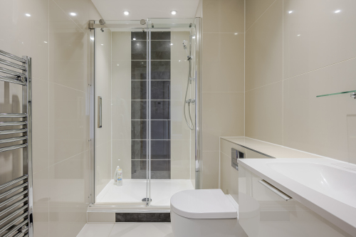 Modern & spacious bathroom 