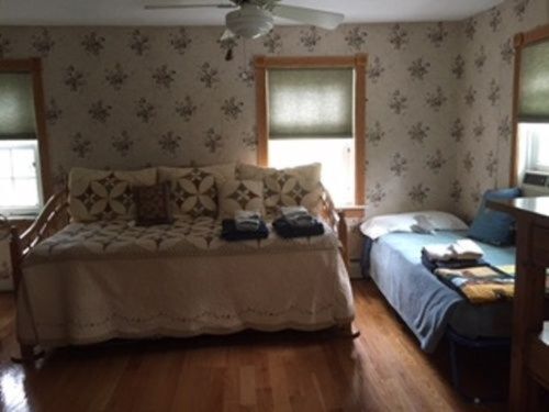 Loom Room sleeps 4
