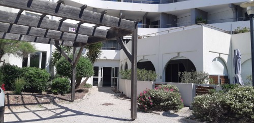 Entrée de la résidence côté parking