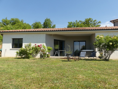 le gîte, sa terrasse et son jardin