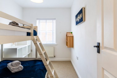 Bunk beds (1 x single, 1 x double)