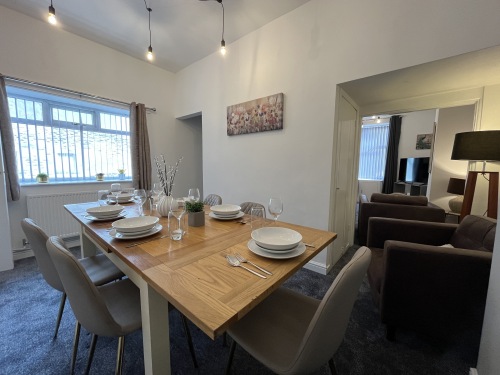 Extendable dining table to comfortably seat 6