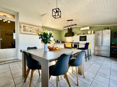 Pour la location de la maison entière, nos hôtes disposent d'une cuisine très spacieuse et lumineuse entièrement équipée.