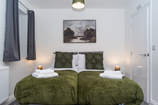 En-suite bedroom with flexible zip-link beds set as twins.