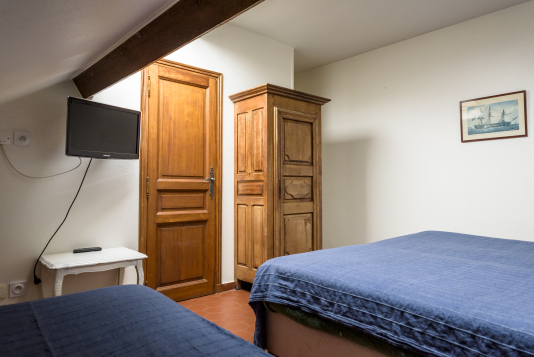 Chambre secondaire (vue vers salle de bain et armoire)