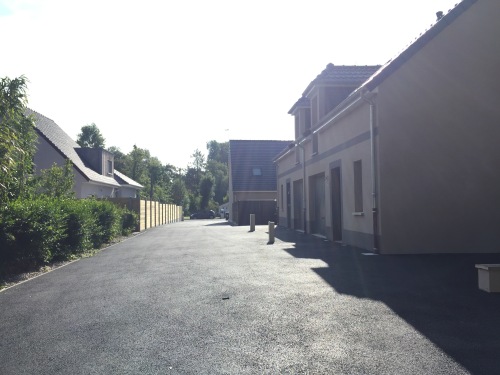 Allée privative pour accès maison. Eloignée de la route