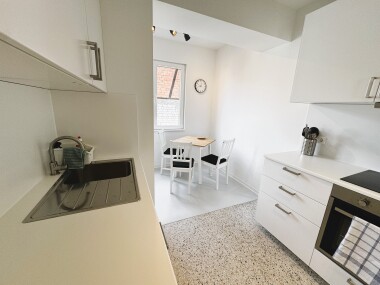 Arbeitsbereich der Küche mit Kochutensilien und Geräten