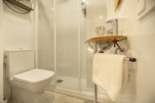 BAÑO HABITACIÓN DOBLE