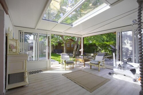 Grande véranda ouverte sur le jardin