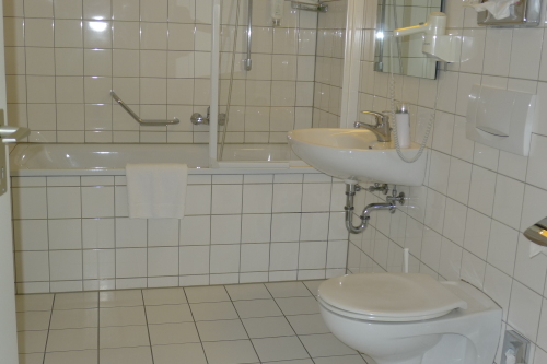 Zweibettzimmer Souterrain - eigenes Badezimmer