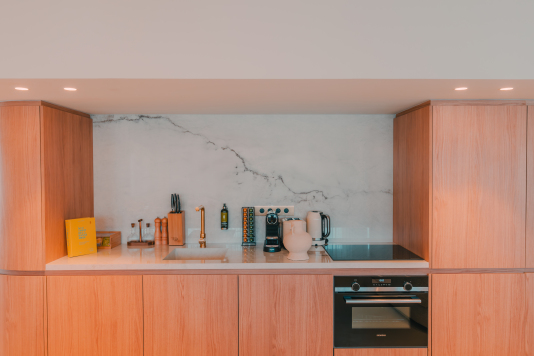 Salon cuisine vue sur le Vieux Port