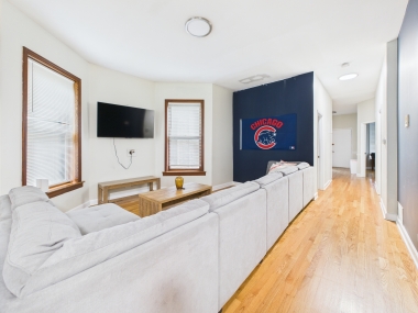 Light-filled lounge framed in Wrigleyville blues — your stylish city retreat begins here.