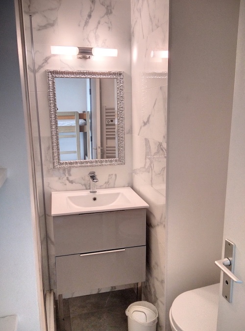 salle d'eau avec toilettes