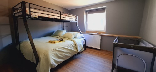 chambre avec lit superposé : un lit double et un lit simple
