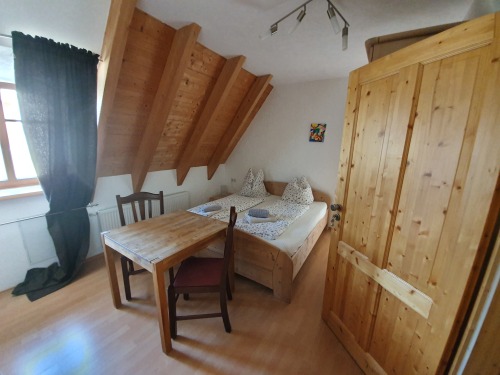 Vierbettzimmer-Familie-Ensuite Dusche-Blick auf den Hof-Zimmer Nr. 7 - Basistarif