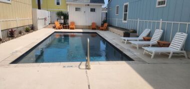 6 Polywood chaise loungers, outdoor shower, restrooms