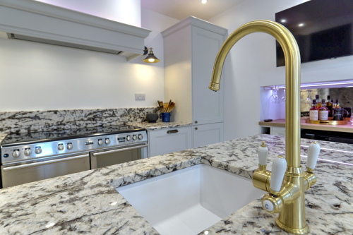 Instant boiling water tap gives hot water on demand
