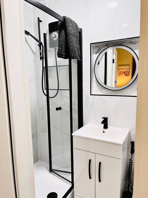 En-Suite bathroom for Bedroom 1 downstairs