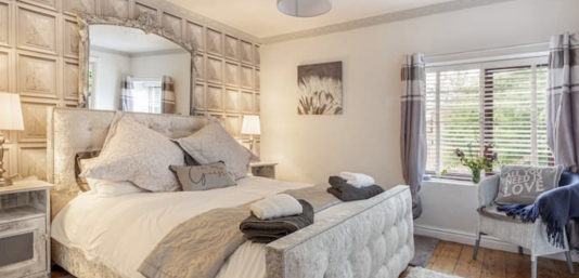 1st floor queen size  bed 