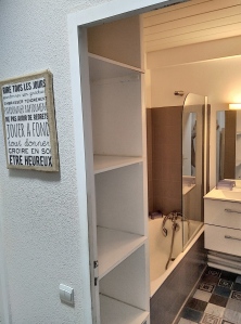 salle de bains avec baignoire