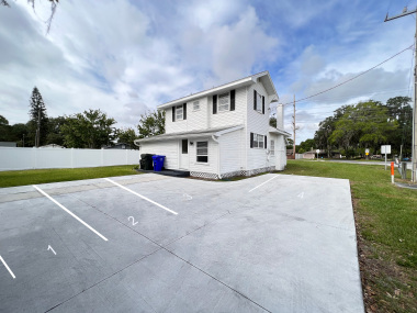 1 parking space per reserved room