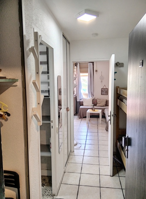 entrée avec lits superposés, rangements et machine à laver