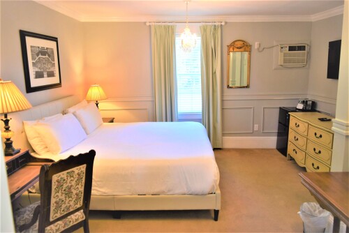 The Manor 124 Junior Suit-Double room-Ensuite-Standard - Base Rate