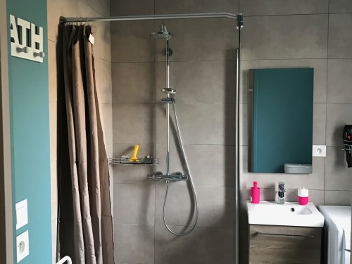 Salle d'eau du RDC avec douche italienne