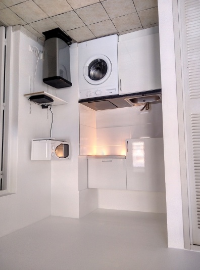 kitchenette équipée avec machine à laver