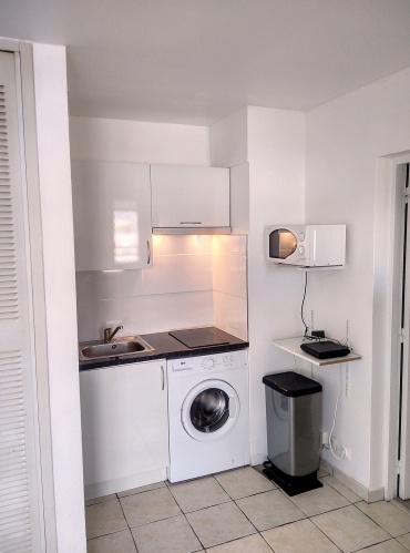 kitchenette équipée avec machine à laver
