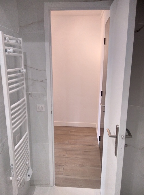 sèche serviettes dans la salle de bain