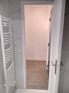 sèche serviettes dans la salle de bain