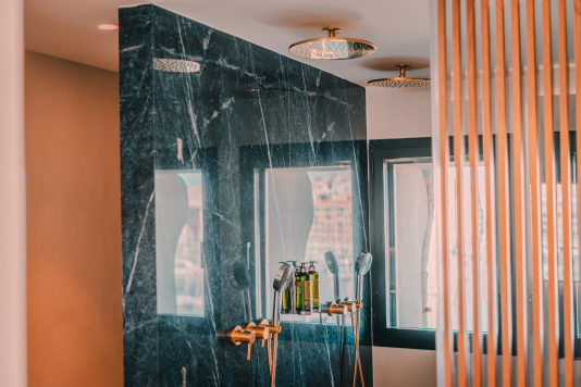 Chambre 3 double pommeau de douche et baignoire avec sur sur le Vieux Port