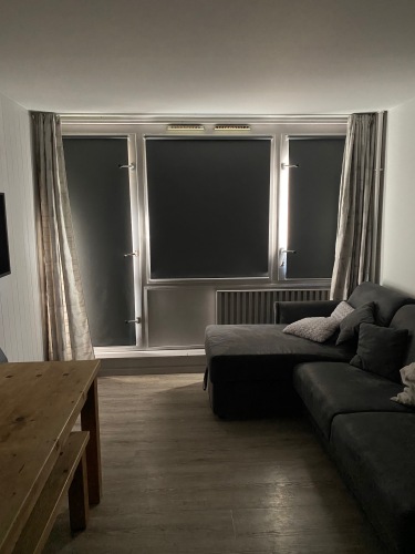 Espace nuit séjour avec stores occultants