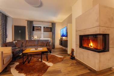 Wohnzimmer mit Kamin